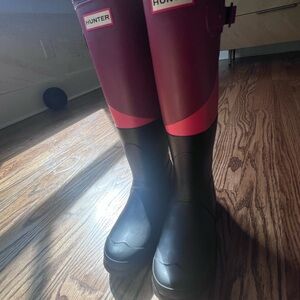 Hunter Two-Tone Tall Rain Boots in Burgundy and Black with Pink Accent